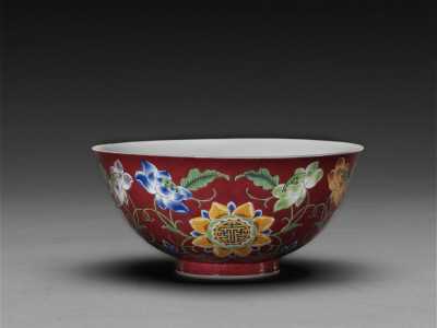 清康熙胭脂红地珐琅彩开光花卉纹碗的图片，特点，年代，鉴赏-珐琅彩-鉴