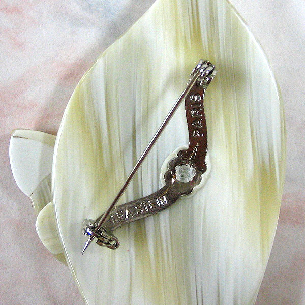 リア・スタンの猫のブローチ