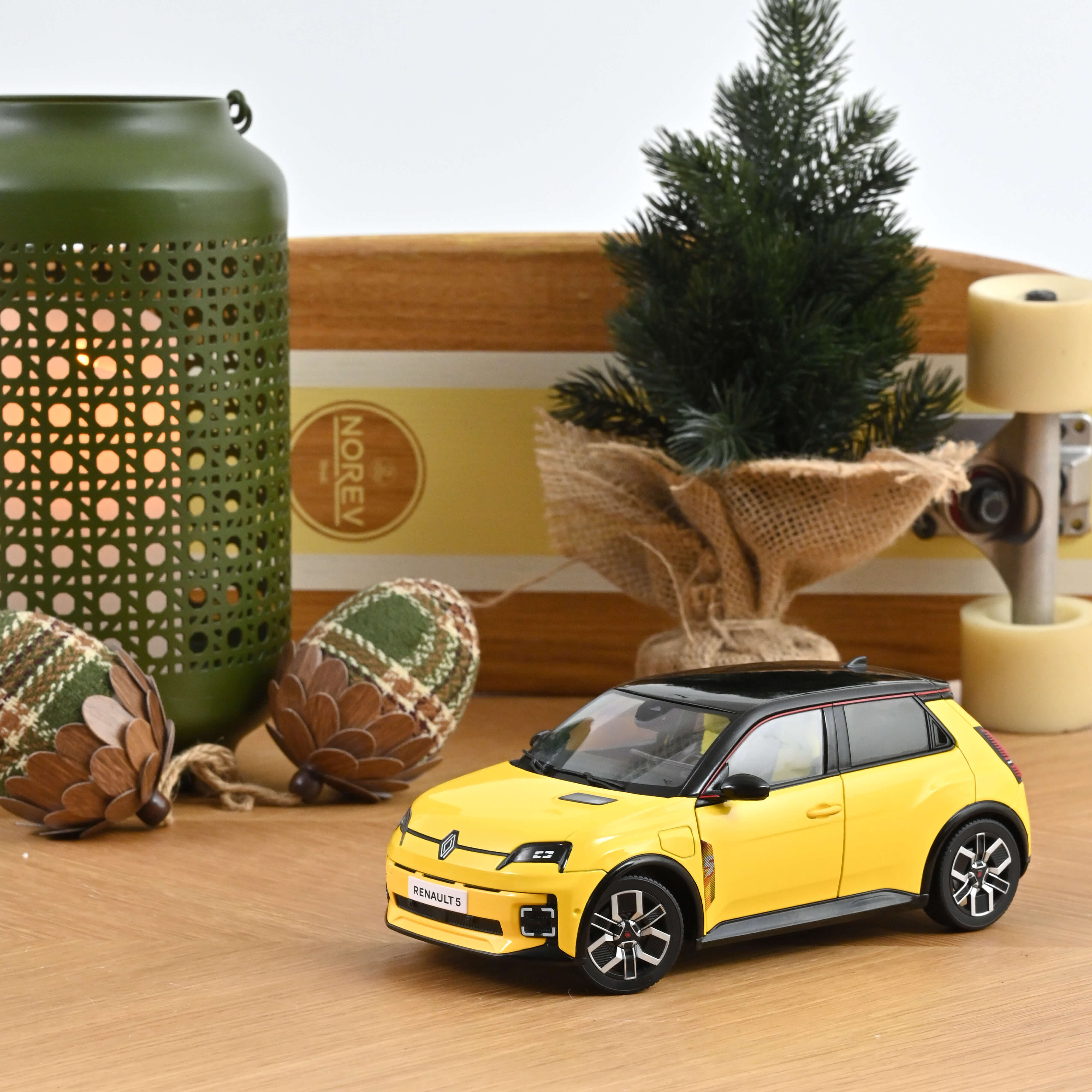 Renault 5 E-Tech 100% Electrique 2024 Pop Yellow & Black 1:18 – Norev