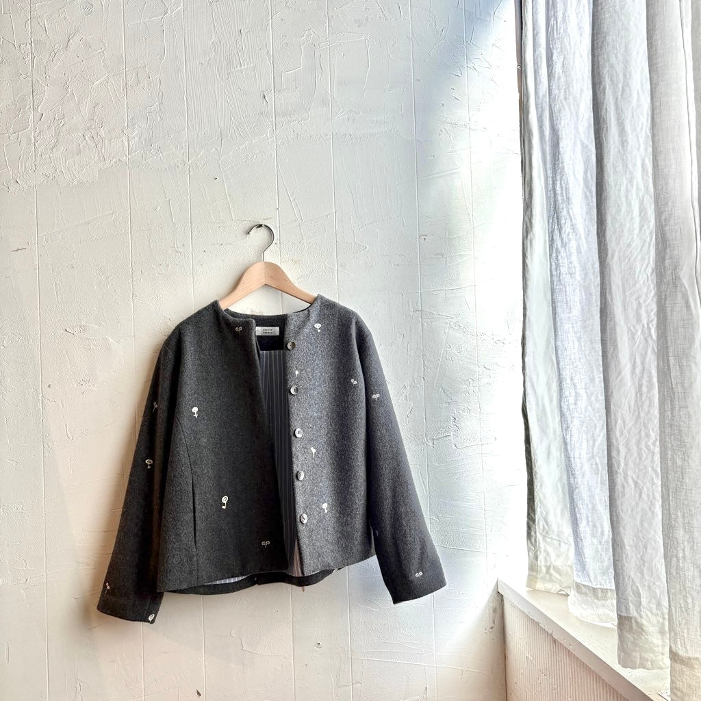 アトリエナルセ / atelier naruse ノーカラー 刺繍 ジャケット グレー