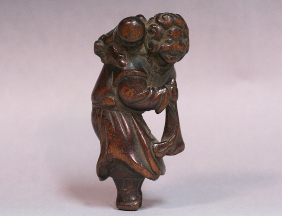 古美術青華堂｜H823 黄楊彫・ラッパを持つ異人根付(江戸時代）