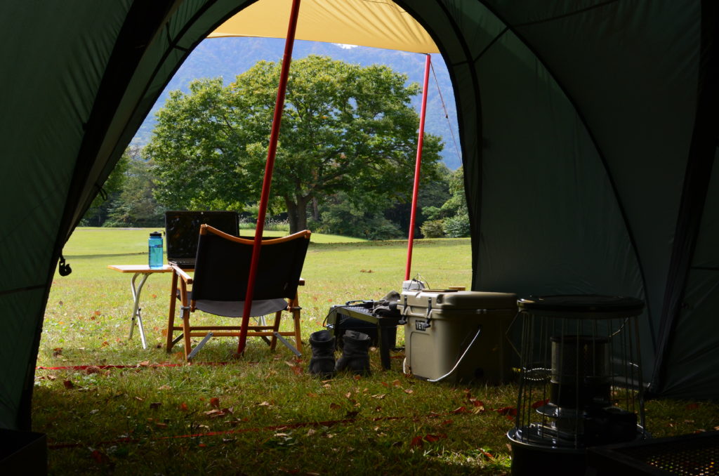 キャンプしながらPC作業】スノーピークワンアクションローテーブルの