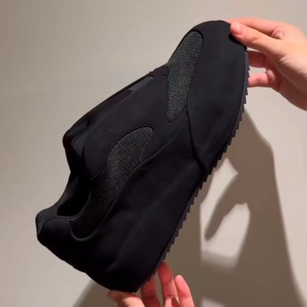 YZY 新型スニーカー BL-01 “Bully”が発売予定 | UP TO DATE