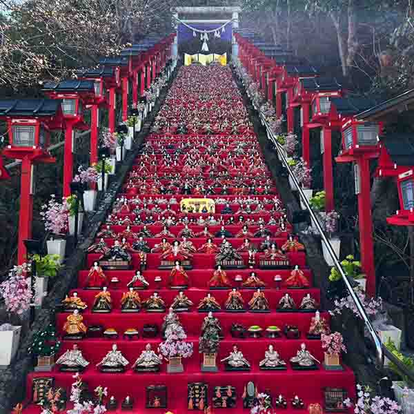 セブンイレブンを背景にした侍の戦いを描いた木版画! セブンイレブンを