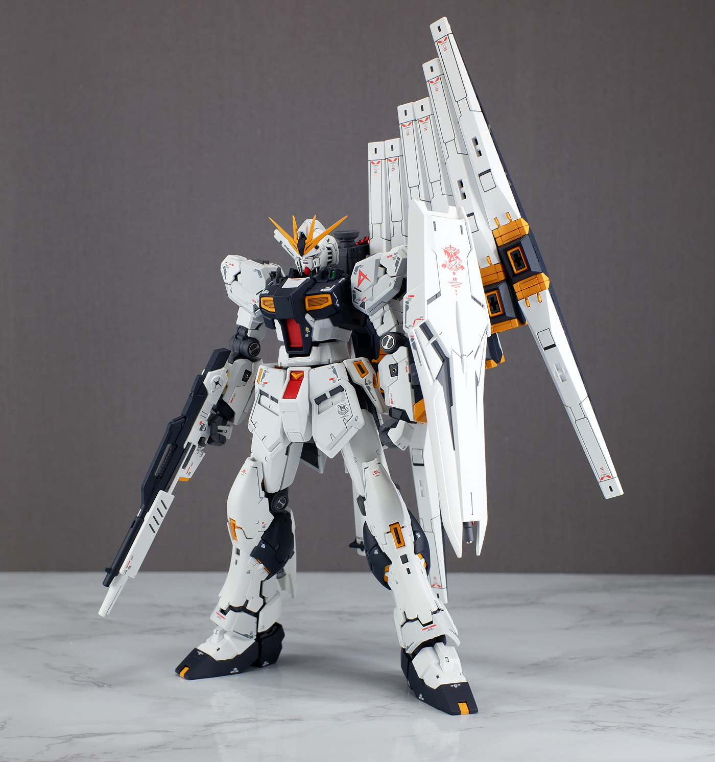 塗装済完成品 RGニューガンダム RG νガンダム 塗装済 完成品 【公式通販】
