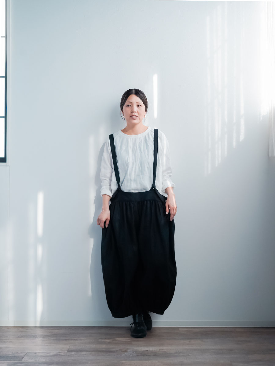 リネントップス】無言が語る、素材と設計の自信 ラグランスリーブ