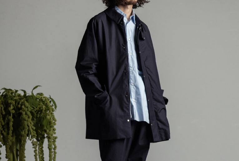 旅のお供に！ ミドルな丈感が秀逸な、マーカウェアの全天候型コート