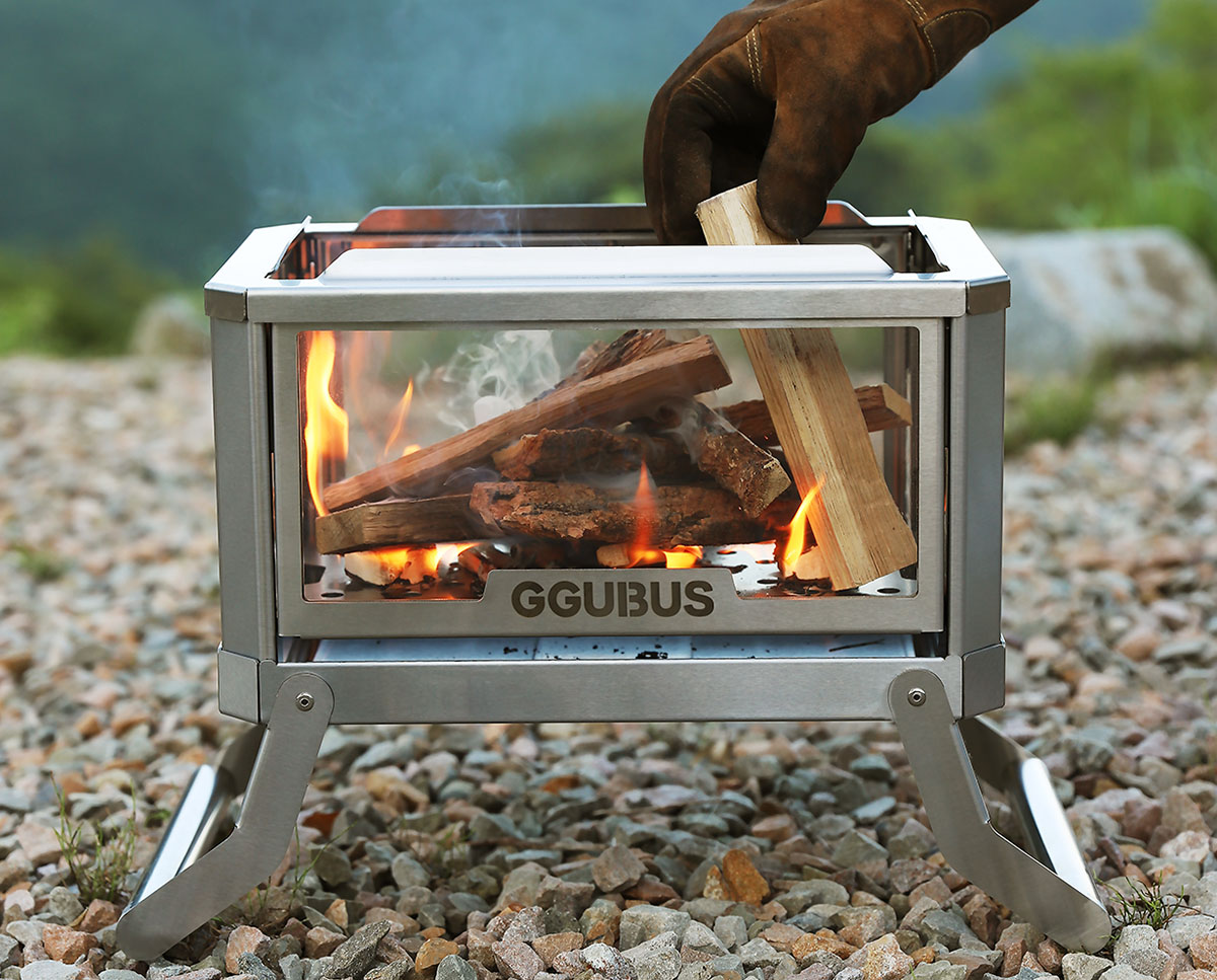 全方位から炎を楽しめる、4面ガラスパネルの焚き火台が登場。ドイツ製