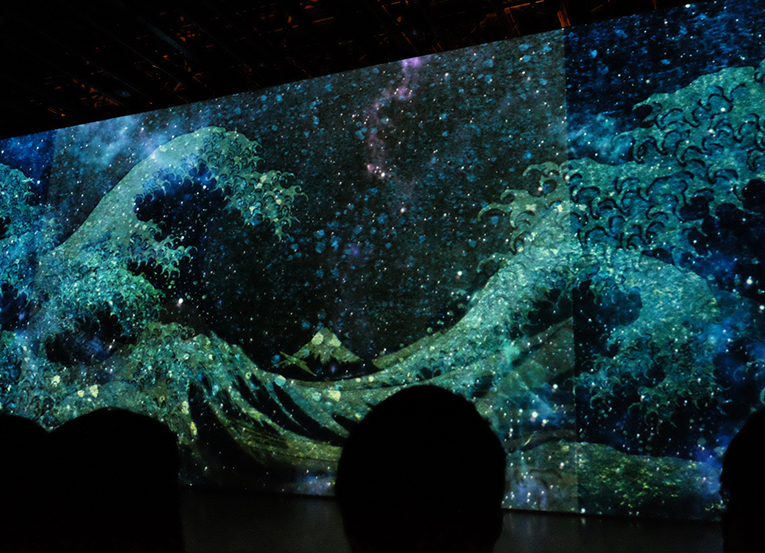 北斎や広重の絵画の中へ！「巨大映像で迫る五大絵師」展レポート