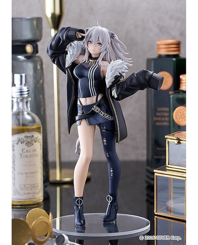 引き締まったお腹とスラリと伸びた足が素晴らしい！ホロライブ・獅白