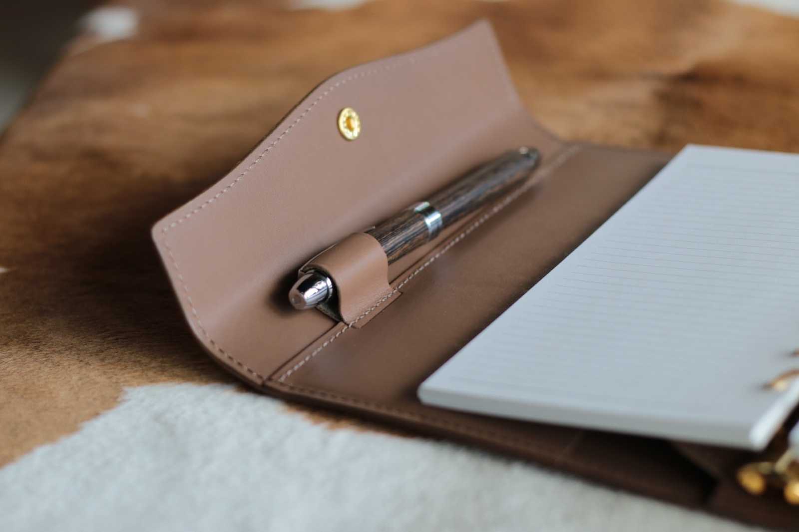 バイブルサイズのヌメ革システム手帳が好みの色でオーダーできます。