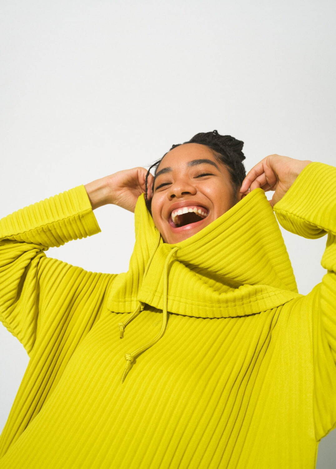 ミー イッセイ ミヤケ新作ウェア、“蜂＆花”を描いた「ストレッチ