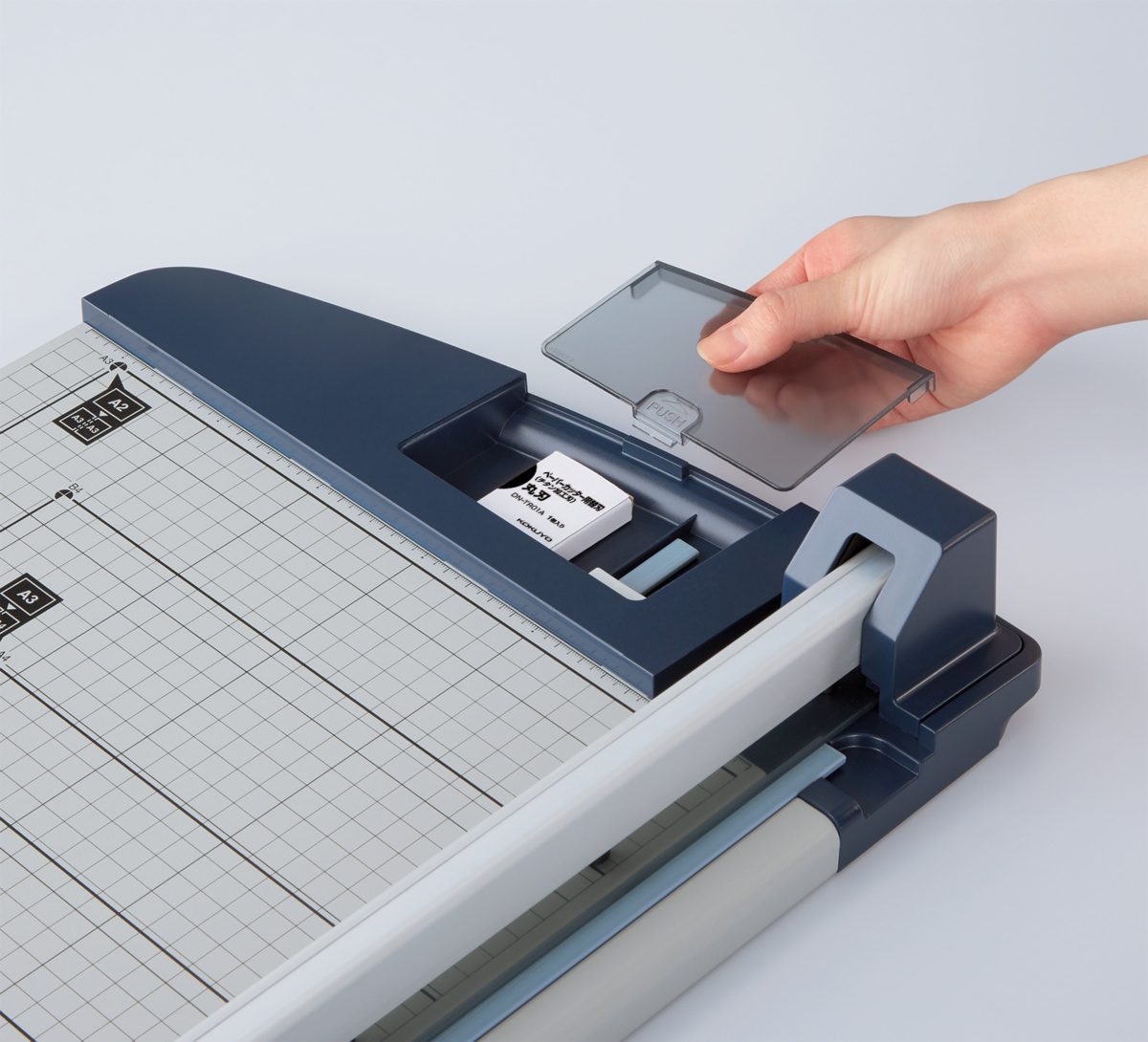 ペーパーカッター本体（60枚切り・A3・チタン加工刃搭載）｜文具