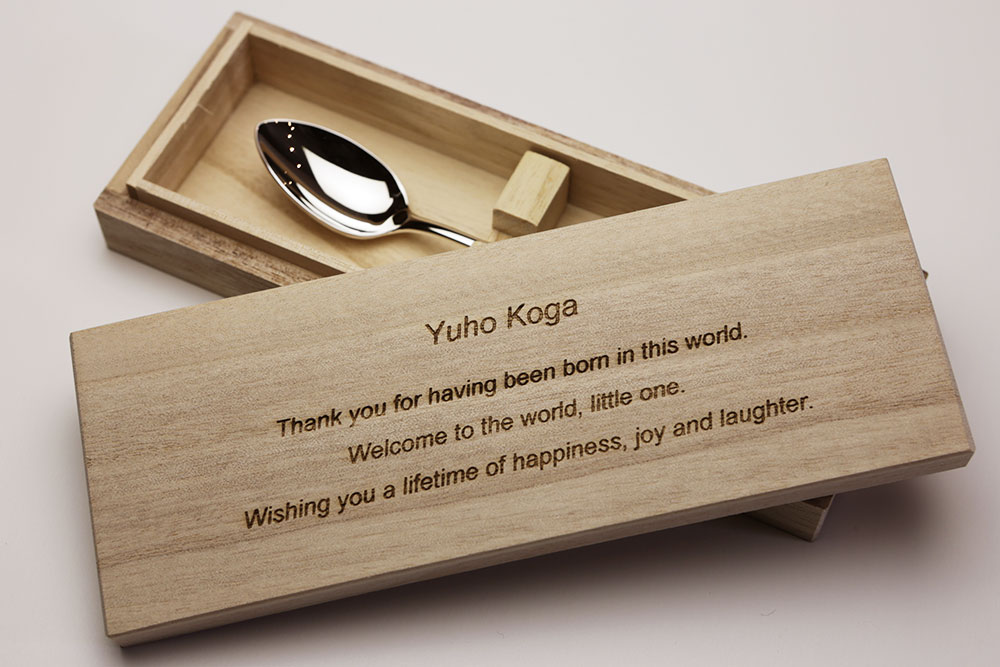 桐箱にメッセージを刻印できる名入れ純銀スプーンセット