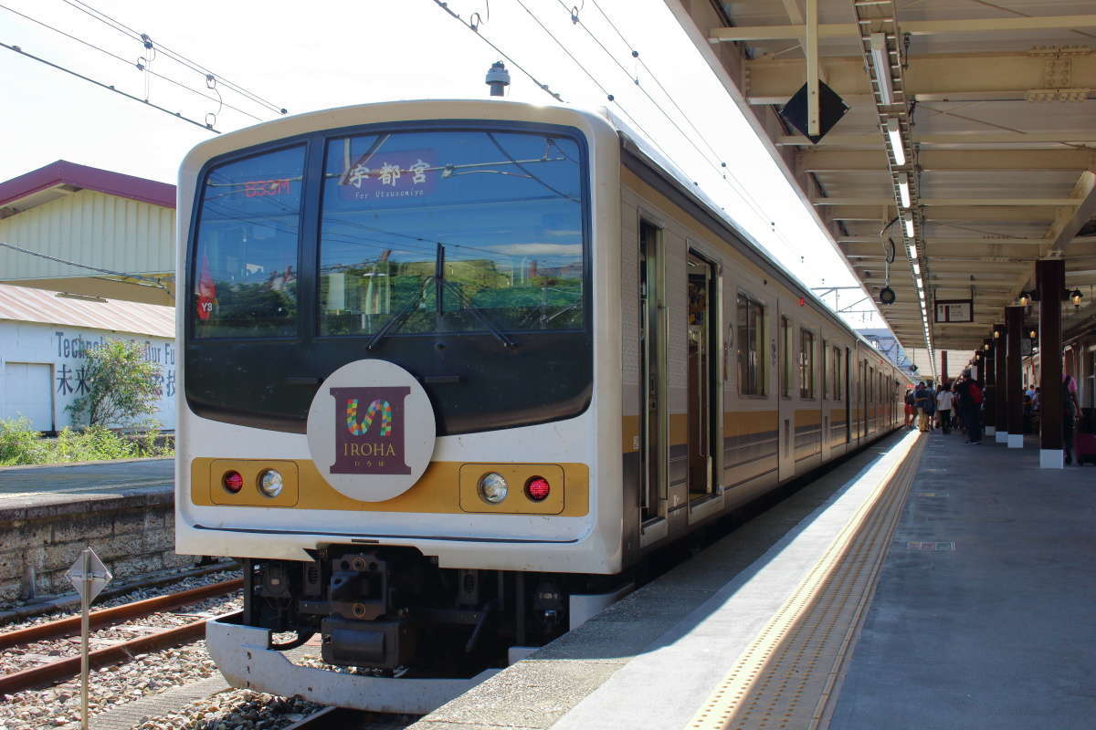 日光線「いろは」乗車記】木目調のレトロ風インテリアが観光気分を