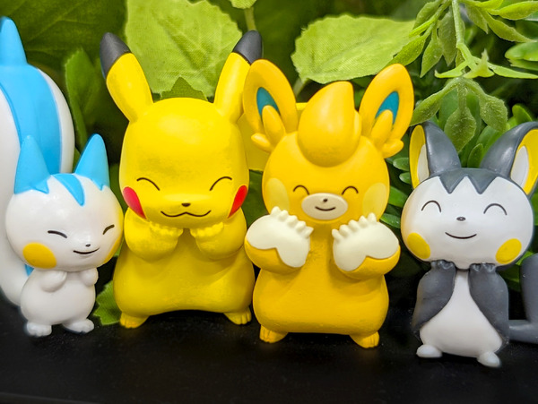 ピカチュウが可愛くほっぺを“すりすり”！『ポケモン』たちが頬に手を