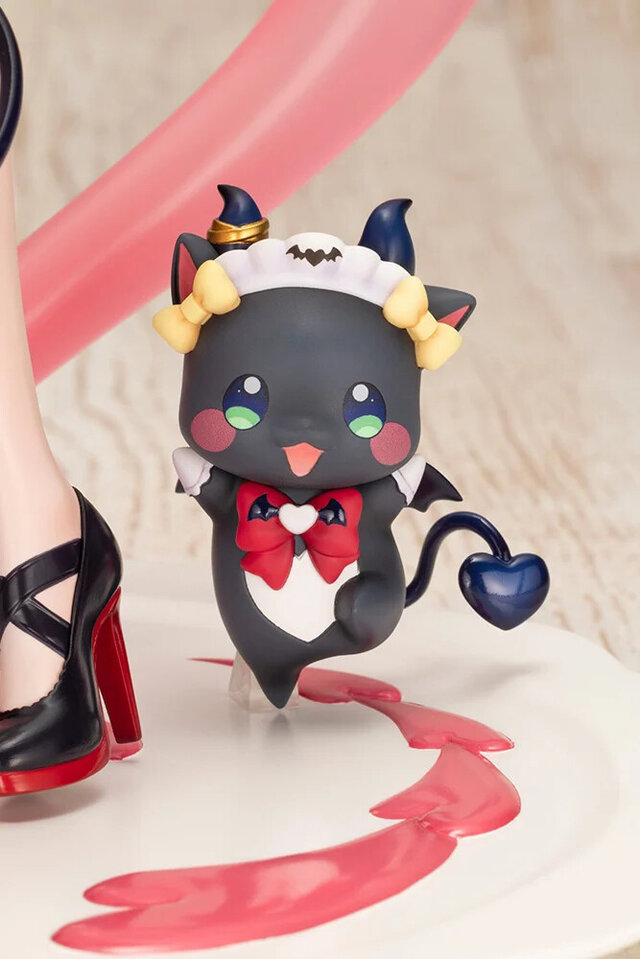 脚に絡みつく尻尾にドキドキ…！ホロライブ「癒月ちょこ」がメイド衣装