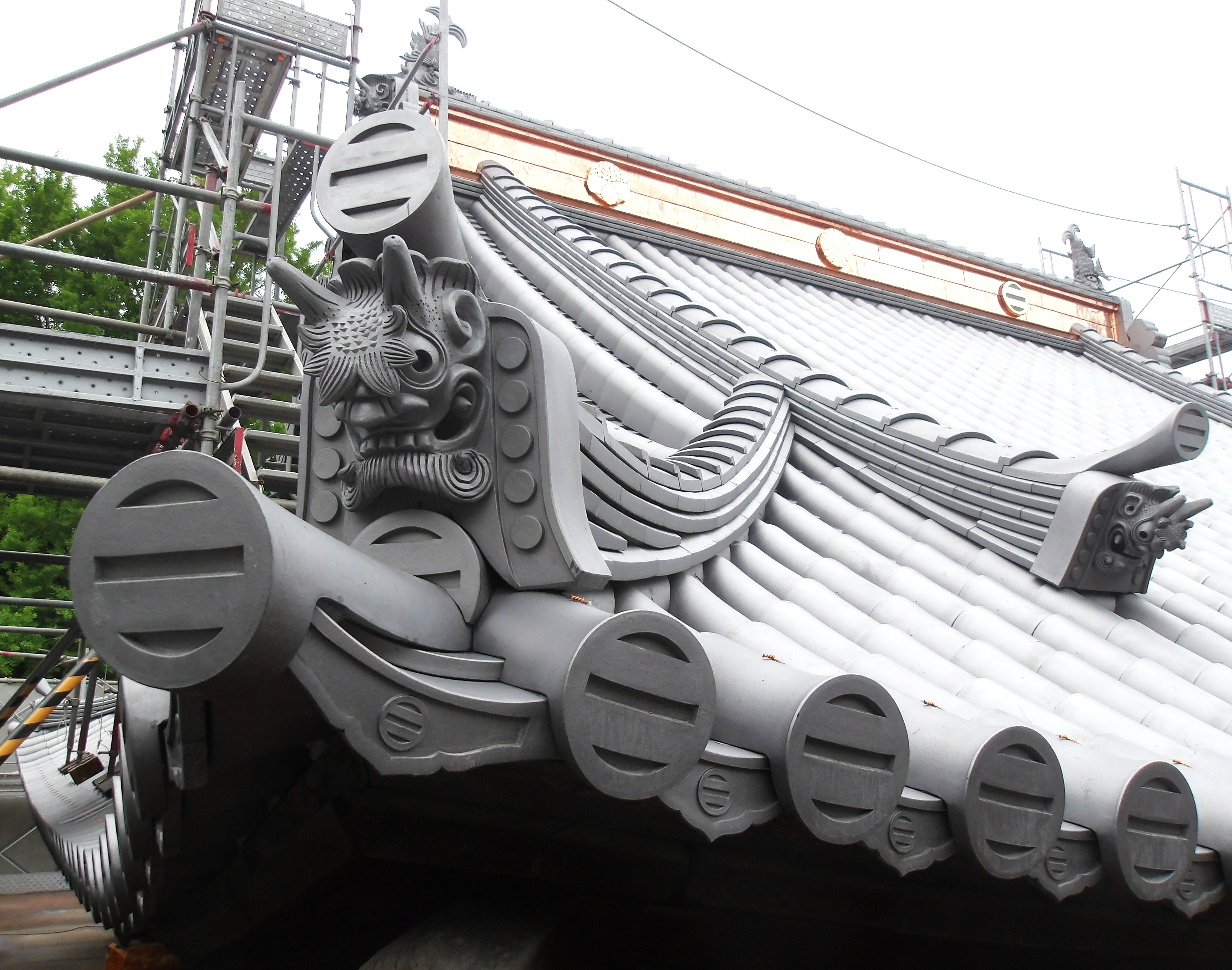 足利市指定文化財の鑁阿寺様中御堂（不動堂 栃木県足利市）の瓦葺きが