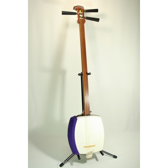 津軽三味線は太棹といい、三味線の中で棹、胴ともに1番大きい三味線