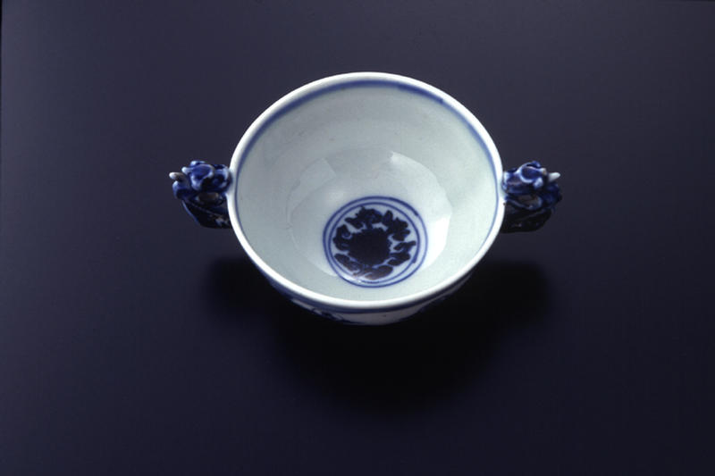 青花龍文耳杯（万暦在銘） - MIHO MUSEUM