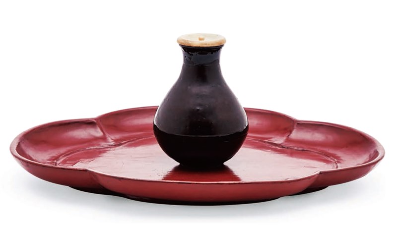 唐物鶴首茶入 附 朱漆塗木瓜菱形盆 - MIHO MUSEUM