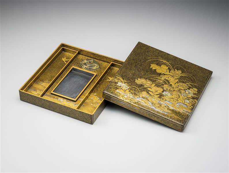 秋草蒔絵硯箱（伝五十嵐道甫作） - MIHO MUSEUM