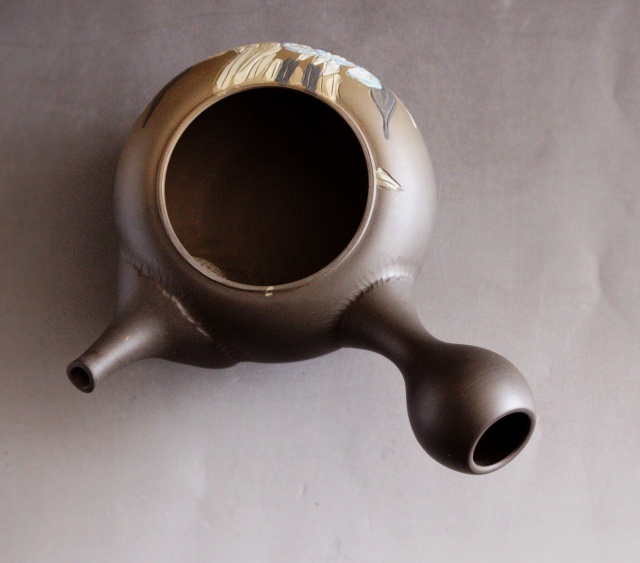 常滑焼 伊藤昭陽作茶窯変あやめ彫急須 煎茶道具 紫砂急須 あやめ紋様