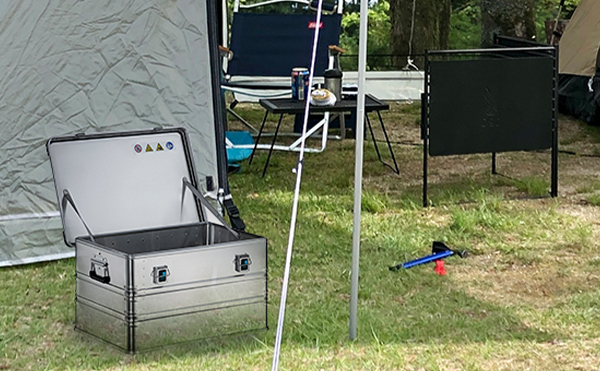 リッチなキャンプに！ZARGES社製アルミコンテナ｜摂津金属工業株式会社