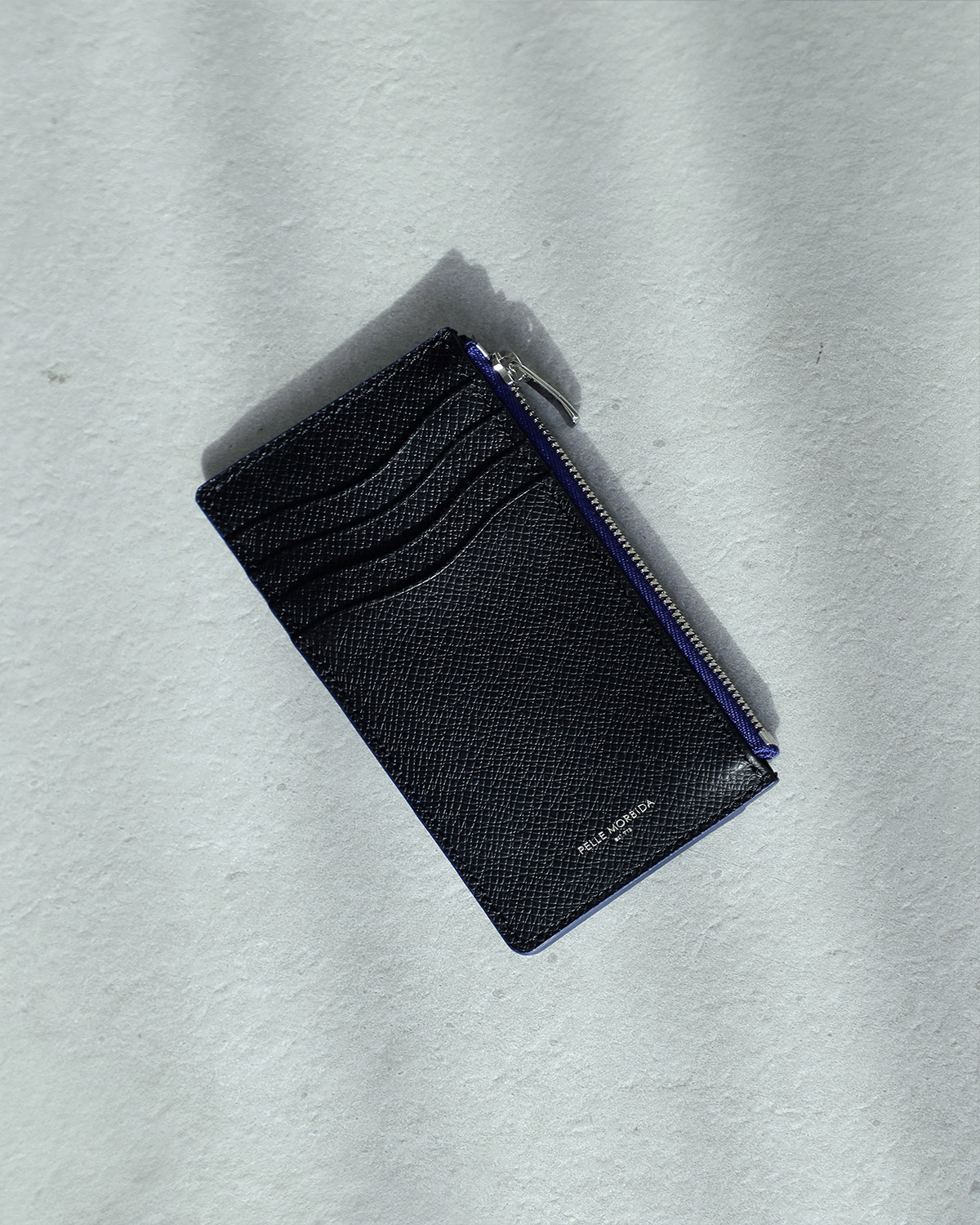 ギフトにもおすすめなレザーグッズ