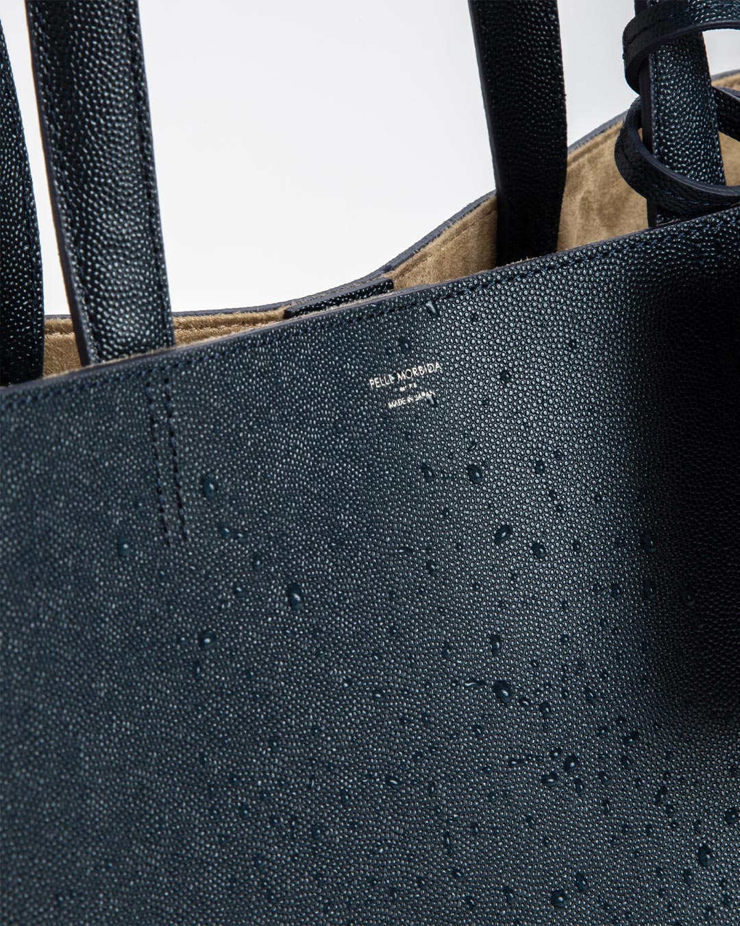 キャビアスキンを使用した新型トートバッグが登場