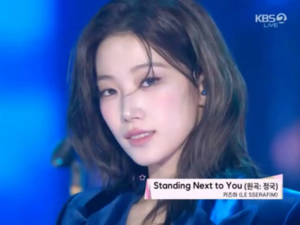 2025 KBS歌謡祭】カズハ、スーツ姿で「BTS」JUNG KOOKに変身…カバー