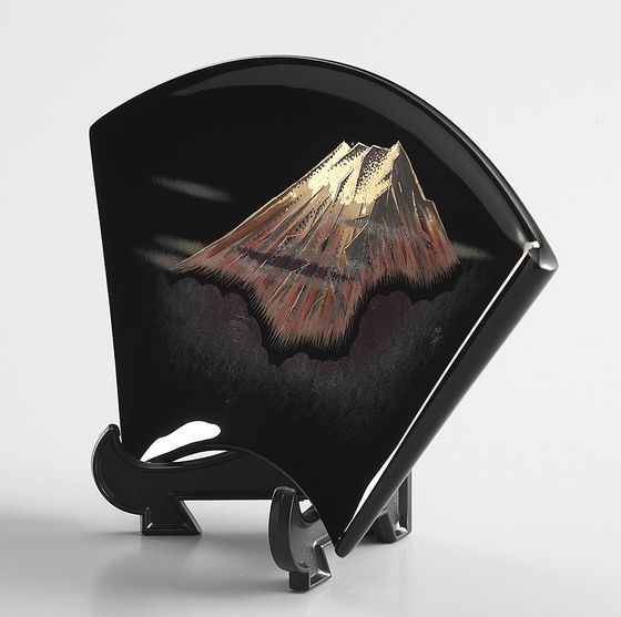 飾り皿・赤富士沈金（扇小） 49,500円（税込） | 輪島塗の塗師屋 輪島