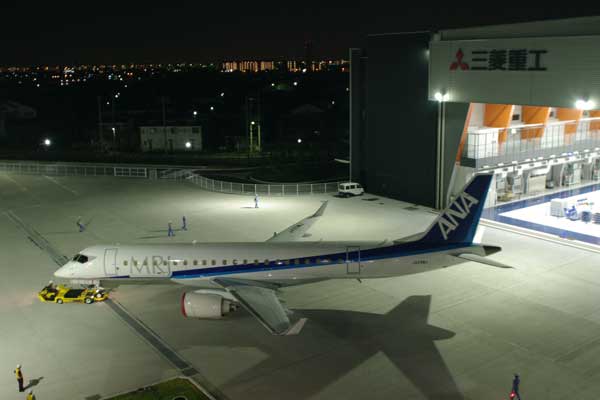三菱航空機、ANA塗装のMRJ試験飛行機5号機を最終組立工場へ移動