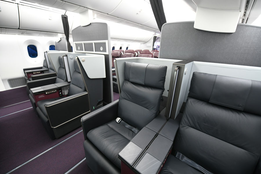 JAL、国内線仕様のボーイング787-8型機をお披露目 エアバスA350型機と