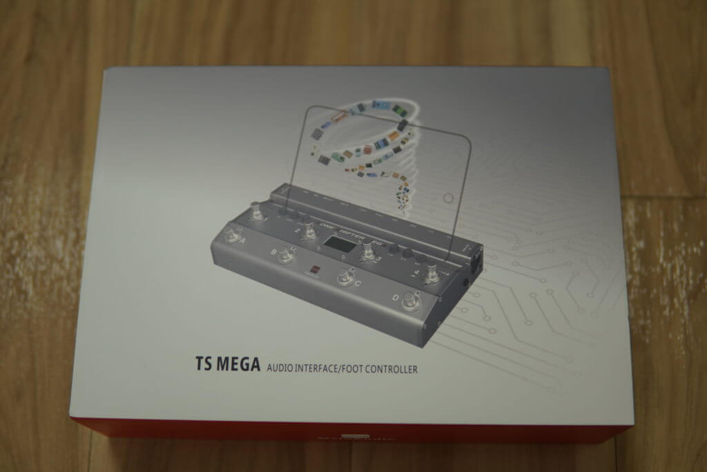 オーディオIFとMIDIフットコントローラが合わさったオールインワン機材