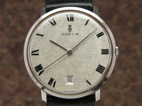 コルム 手巻き ラウンドデイト シルク調ダイアル ローマンインデックス