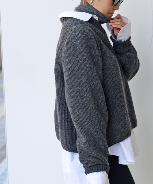 Deuxieme Classe（ドゥーズィエムクラス）の「*OLBIAアゼVネック プル