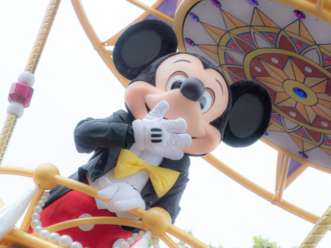 ミッキーマウスまとめ！誕生日・フレンズ・声優や書き方からコーデ