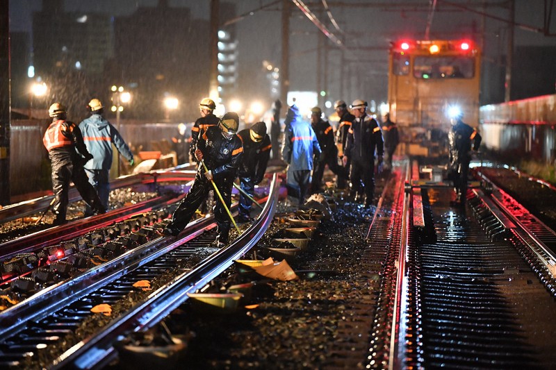 深夜の新幹線に「七人の侍」 レールにメス、見つめる先は「当たり前の