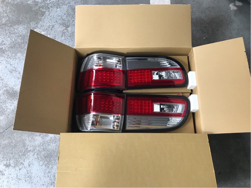 クリスタルLED2色テールに交換（三菱 デリカスペースギア・PxxW）by こ