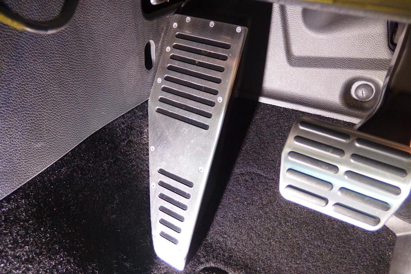 フットレストのガタツキ補修（フォルクスワーゲン ゴルフ