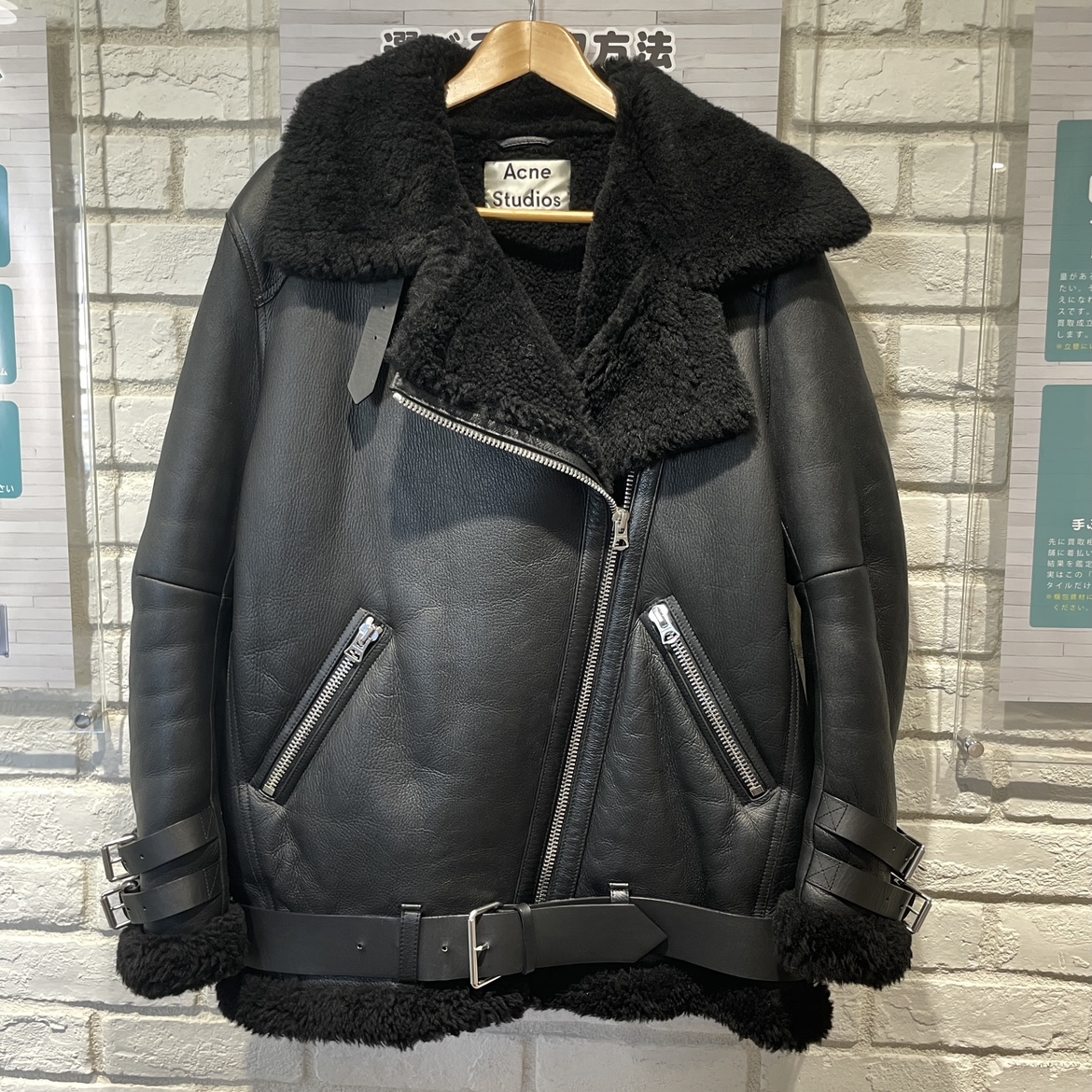 新宿店で、アクネストゥディオズのVELOCITE、ムートンライダース