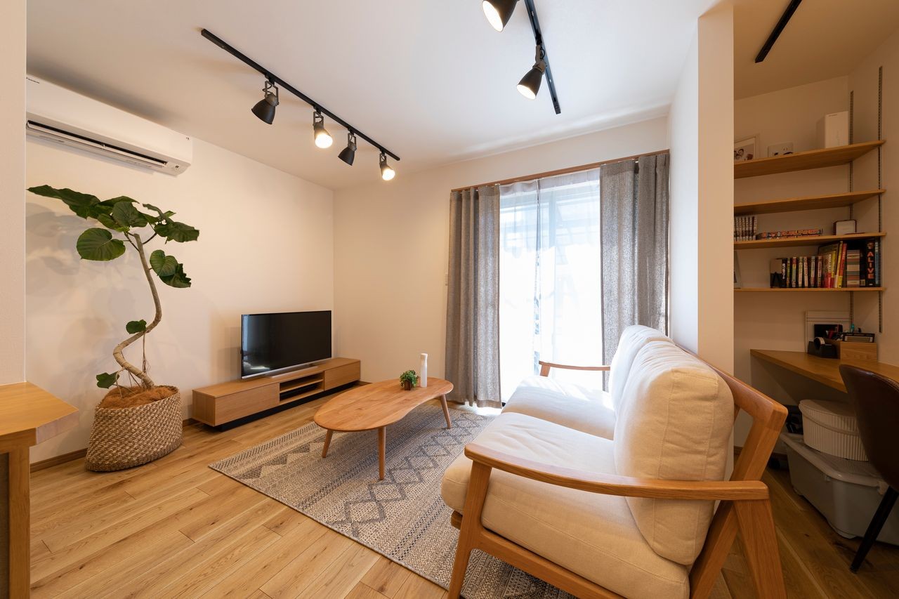 落ち着きのあるリビング(素敵なカウンターキッチンのあるおうち