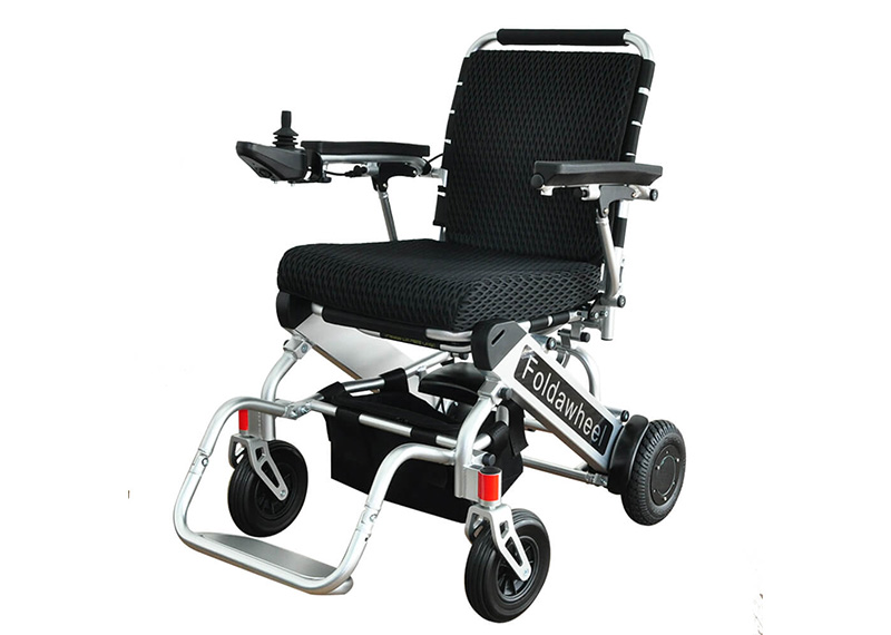 軽量・コンパクト折りたたみ電動車いす3選！ スペック比較であなたに