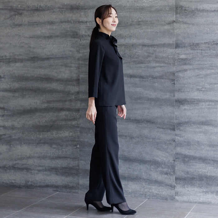 軽い着心地のパンツスーツ 13号・ブラック｜東京ソワールオンライン