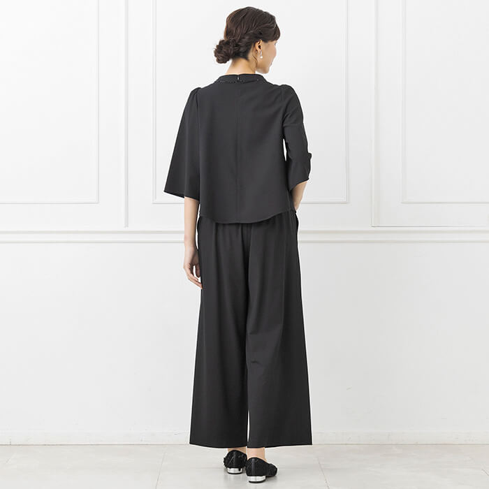 襟ぐりのビジューがポイントのセットアップ 7号・ブラック｜東京