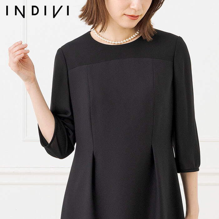 シンプルなノーカラーのアンサンブル 9号・ブラック｜東京ソワール