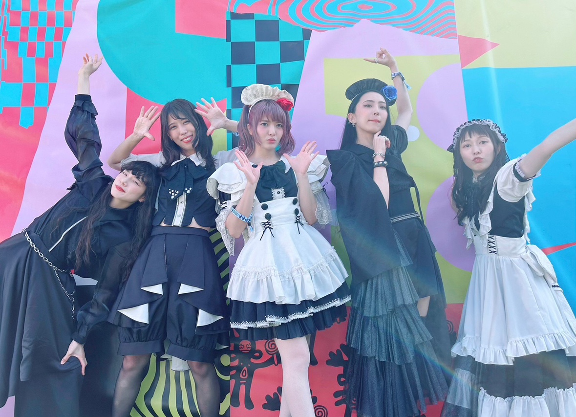 日本人ガールズバンド BAND-MAIDが、アメリカ最大級のロックフェス