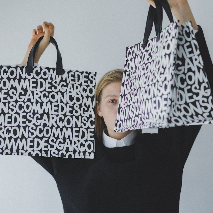 グラフィカルなロゴプリントがスタイリングの主役に。《コム デ