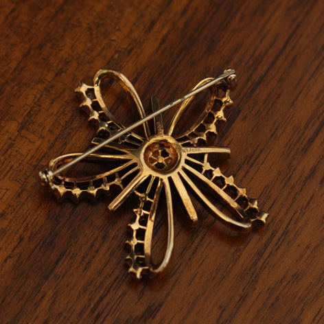 Trifari＊トリファリ PAT PEND.刻印 ゴールドリボンにストーン輝く